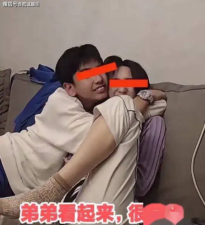 一對姐弟在客廳嬉鬧，畫面不堪入目，母親怒了：妳倆在幹啥
