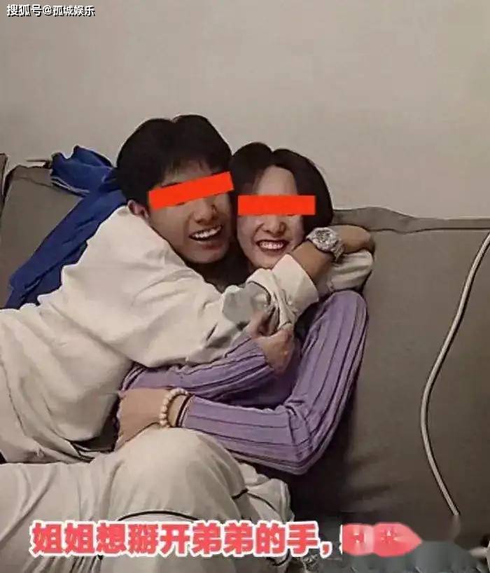 一對姐弟在客廳嬉鬧，畫面不堪入目，母親怒了：妳倆在幹啥