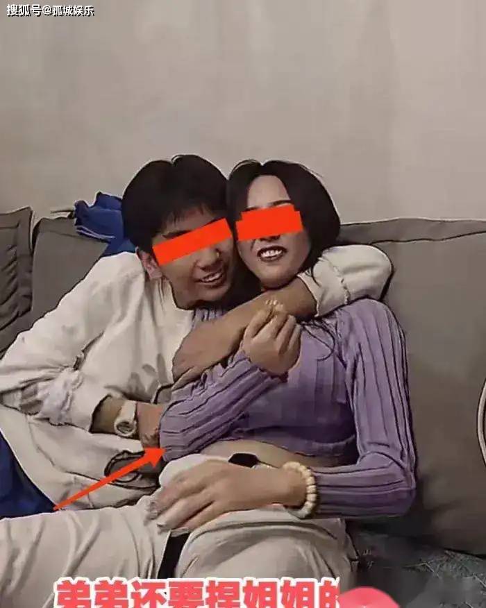 一對姐弟在客廳嬉鬧，畫面不堪入目，母親怒了：妳倆在幹啥