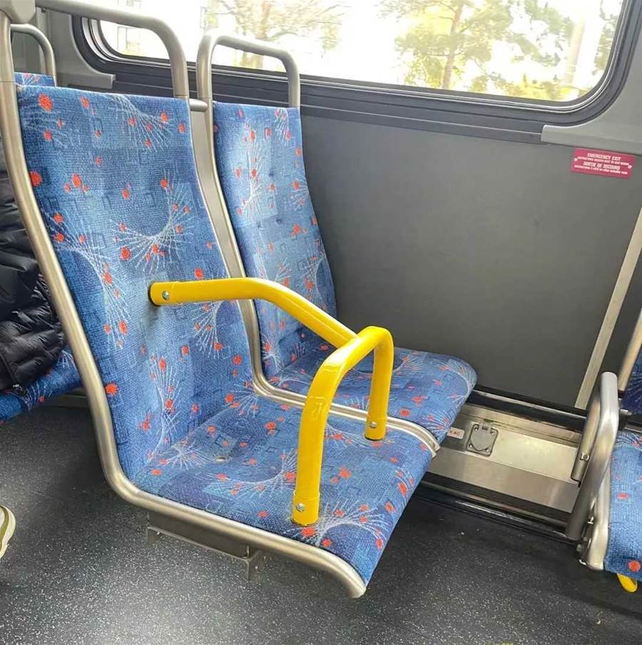 搭公車遇「奇葩座位」司機曝「真正用途」：我們都想錯了