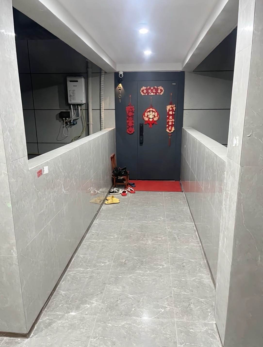 同事喬遷去慶賀！一到新家就覺得怪…網友點破「1細節」：這種人快遠離