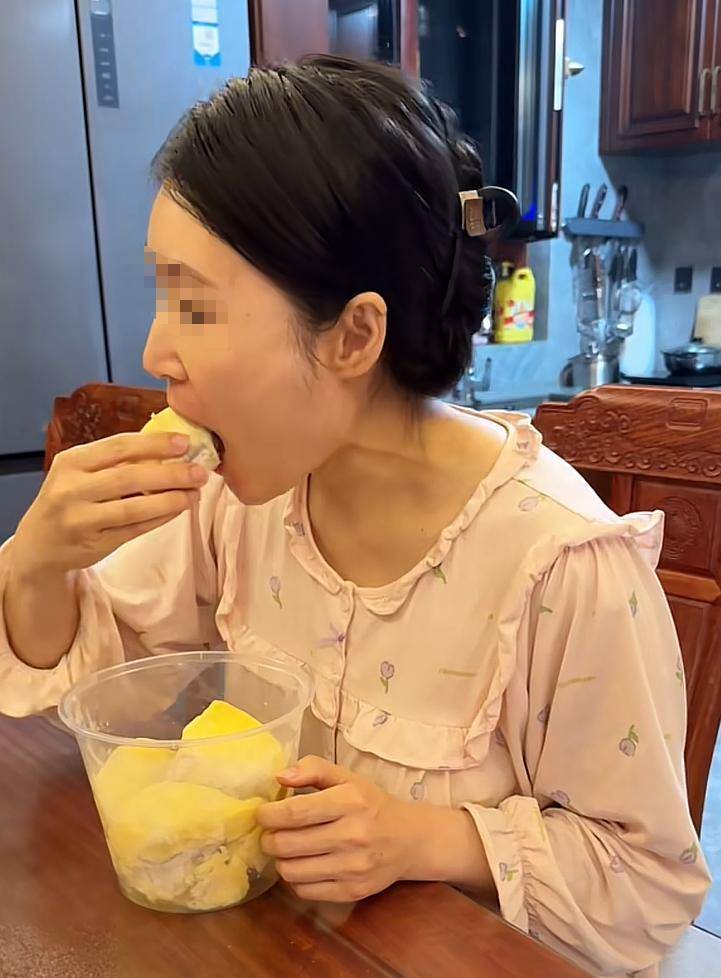 孕媽狂吃6萬榴槤，產房生下兒子時，醫生們驚呆了，媽媽也愣了！