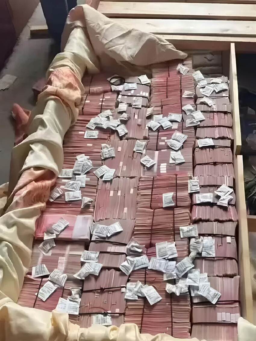 夫妻倆買二手房,晚上睡覺發現床墊「硬得像石頭」一刀切開后驚呆了