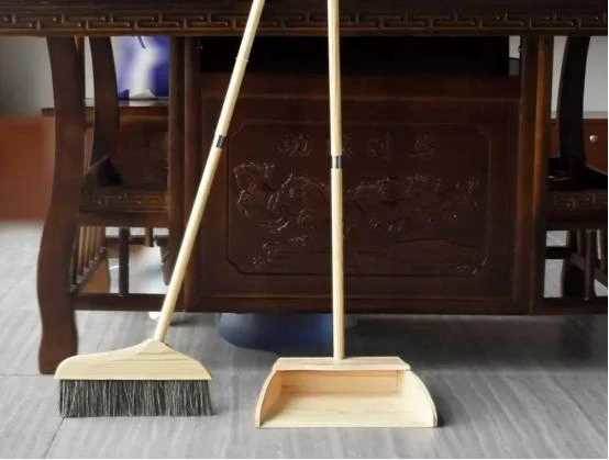 俗話說：「掃把遠離三處，兒孫才會富」，家裡的掃把千萬別放錯