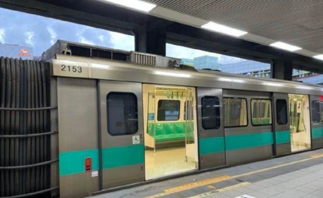 捷運拍到「靈異畫面」!他斜對面座位現「虛無身影」百思不得其解,網友指更驚恐細節