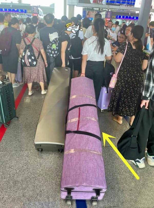 機場遇母女拉「超大行李箱」，路人驚恐「好似棺材」，得知「真相」後才鬆了一口氣：是我見識短淺了