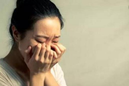 照顧癱瘓婆婆三年 她給我一本存摺我哽咽收下後 我將洗腳水直接潑她臉上