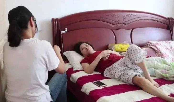 照顧癱瘓婆婆三年 她給我一本存摺我哽咽收下後 我將洗腳水直接潑她臉上