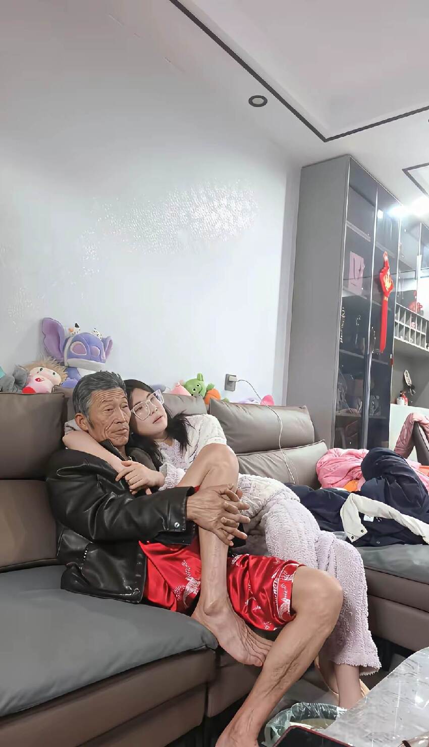 她曬和阿公溫馨照讚美隔代親，網友卻放大1個「細節」開罵：不知羞恥