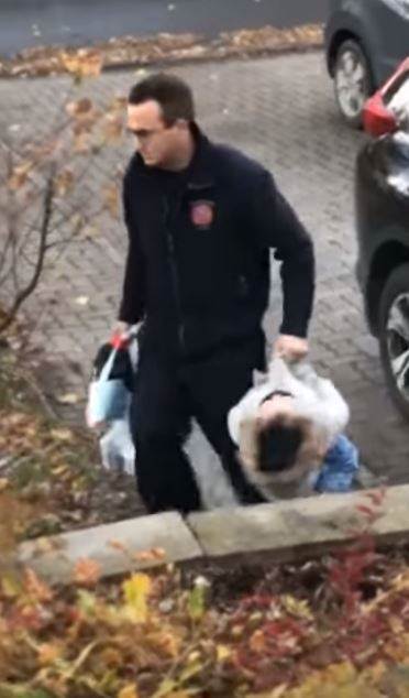 2歲女兒耍賴「躺地板扮石頭」不回家，爸爸不罵不打「淡定一個move」全網笑噴：爸爸帥慘！