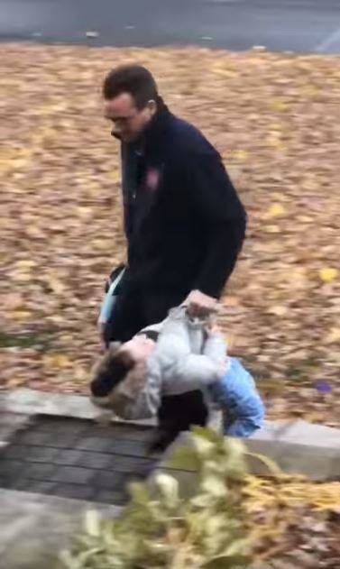 2歲女兒耍賴「躺地板扮石頭」不回家，爸爸不罵不打「淡定一個move」全網笑噴：爸爸帥慘！