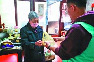 每餐掛門口就走!新北瑞芳92歲嬤便當一直沒動,鄰居察覺異樣報警,員警破門目睹屋內當場嚇呆