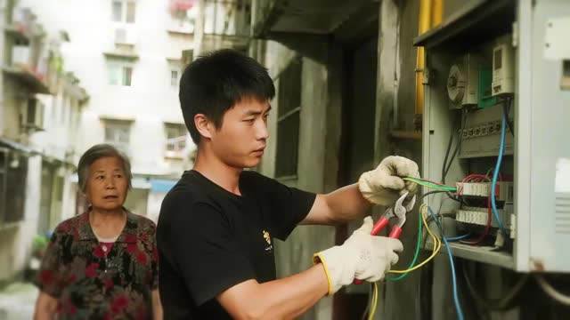 臺北獨居老太每月用電一千度,兒子找不出原因後直接剪斷電線,不料隔壁傳來一聲慘叫...