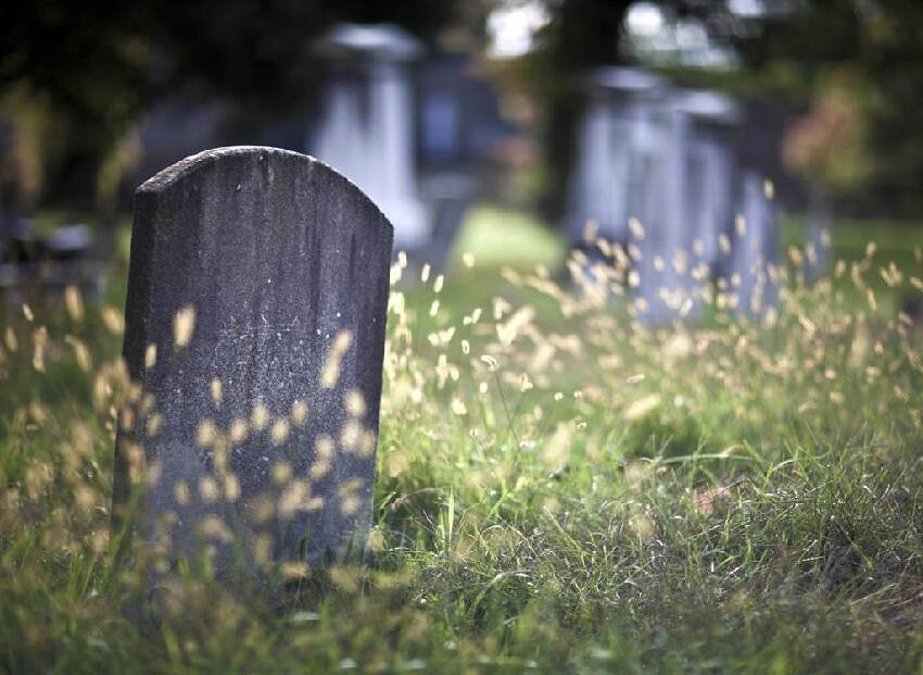 亡父託夢喊冷！姐姐冷嗆「人都死六年了」：燒衣服紙錢也是浪費「 弟弟一查驚了 」她下場超慘