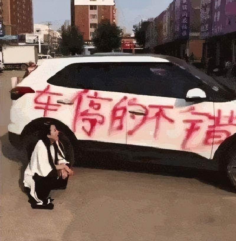 女司機「亂停車」還故意關機，回來取車時崩潰大哭：再也不敢了！