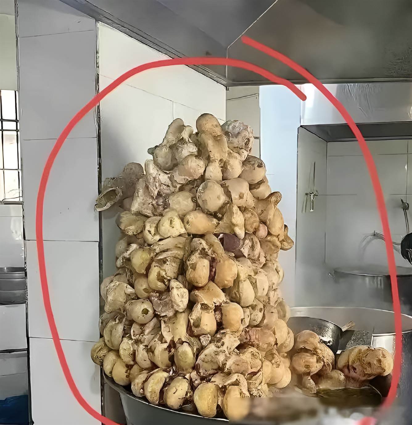 朋友喝羊湯「不小心走進後廚」,眼前一幕差點讓他吐出來,回來直呼:太噁心了