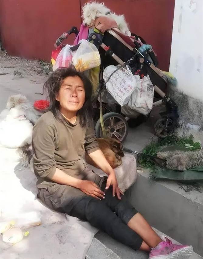 請女街友吃早餐16年！對方從沒說過謝謝，兒子結婚「她送來1包禮物」，老闆娘打開嚇到報警