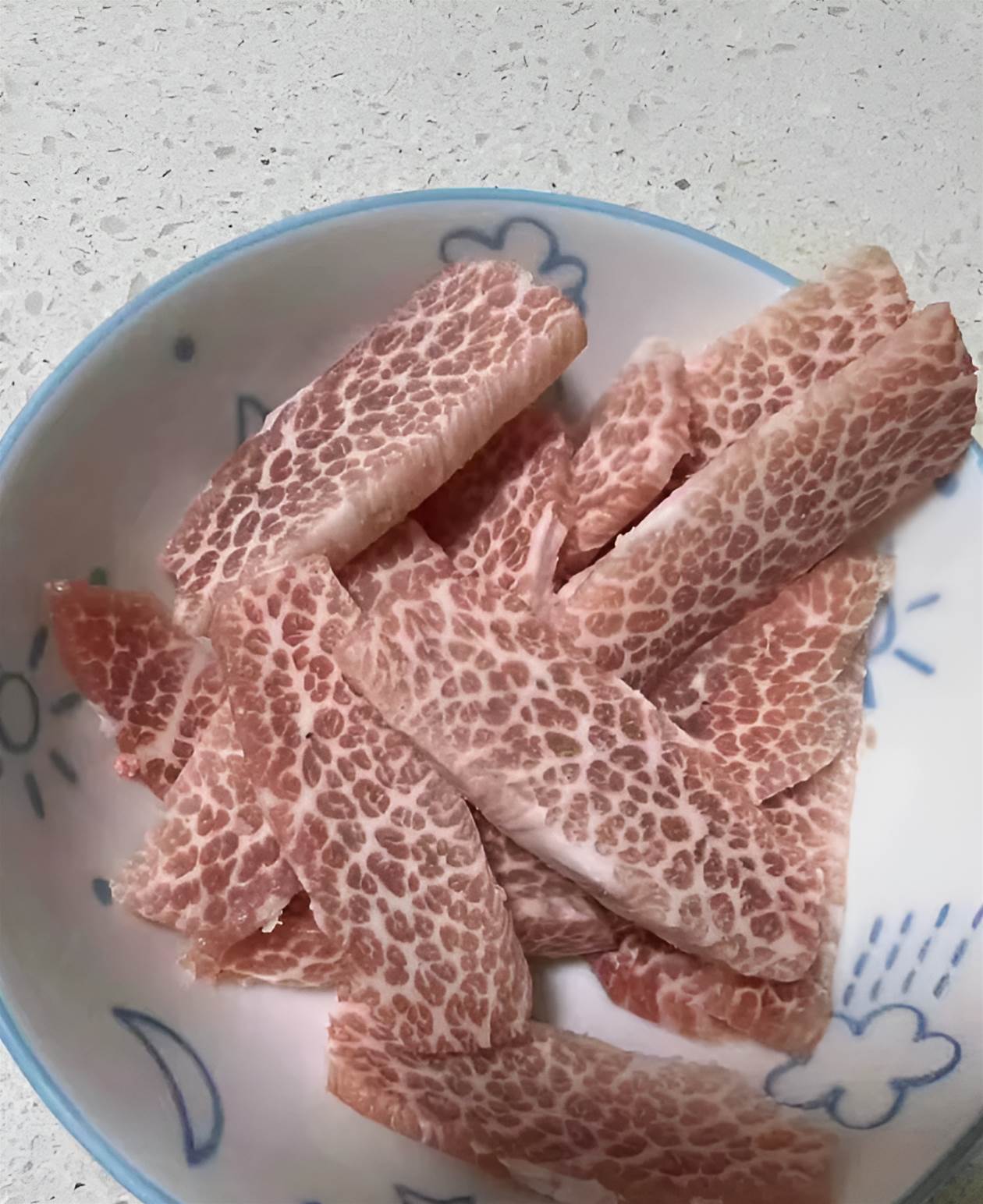 去菜市場買肉回來切開一看，氣憤的想「連菜刀一起扔掉」！老公卻一把攔住我：豬身上就沒多大點
