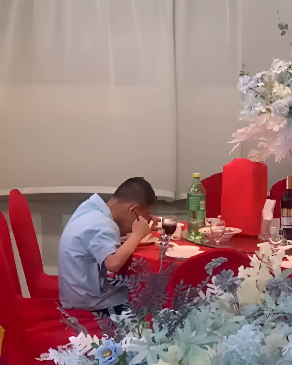 姊姊結婚！弟弟「獨坐一桌」背影好孤單，知情人揭露「背後真相」：絕不能有人陪吃