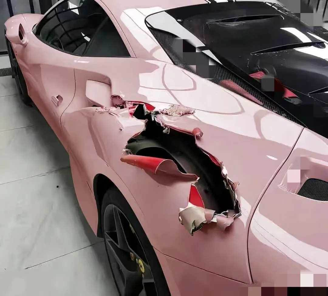 「千萬跑車被刮花」他心如刀割,忍痛上前一摸長舒一口氣:原來虛驚一場!