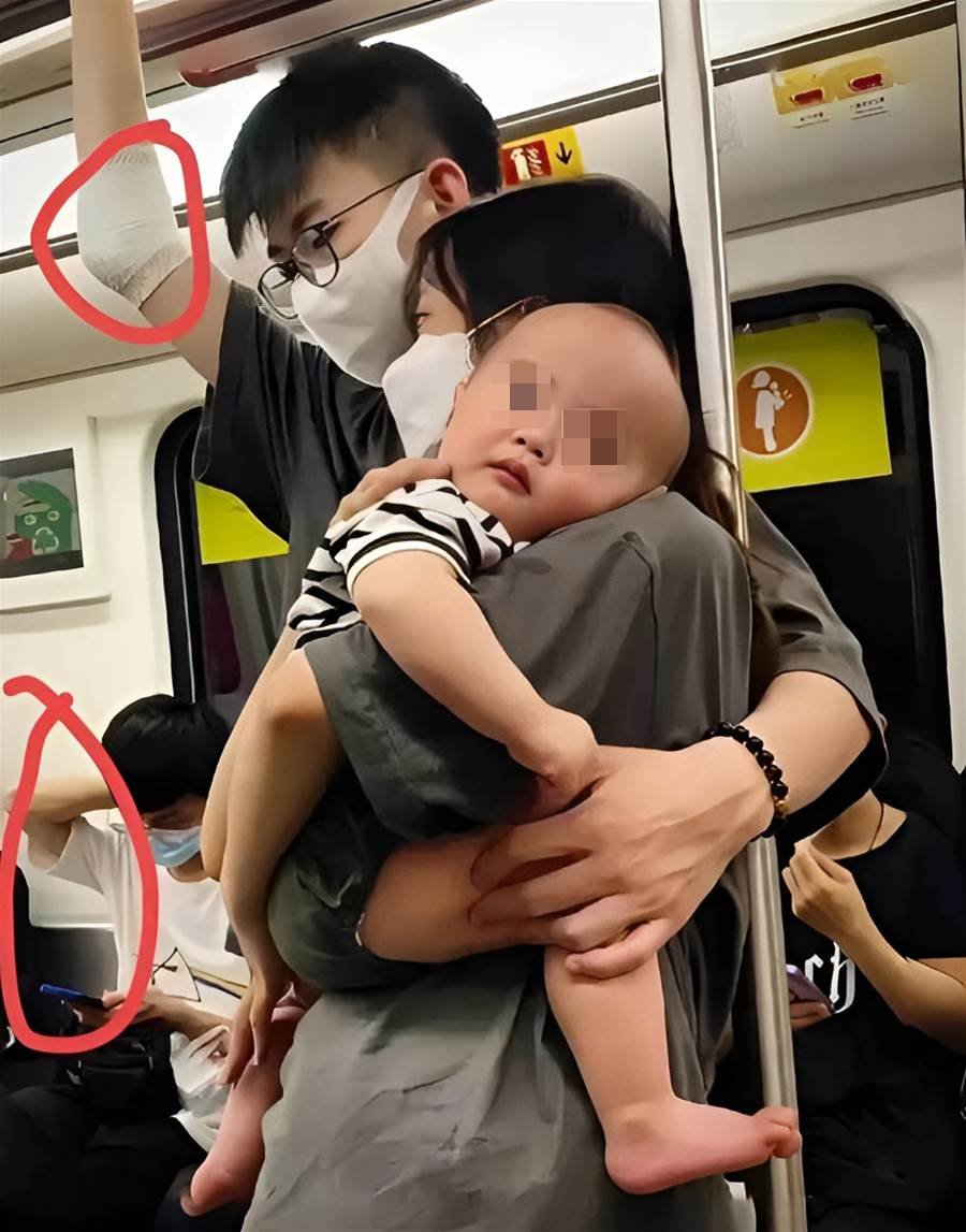 小夫妻抱熟睡女兒乘車，全程「無人讓座」，寶寶這一舉動讓人心疼