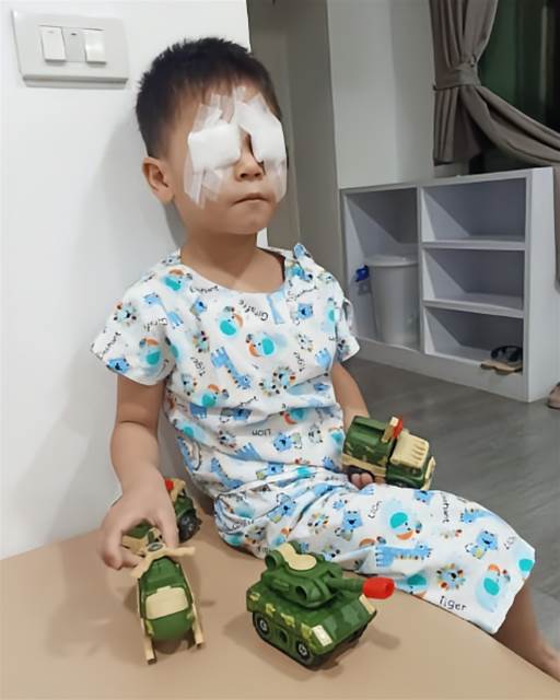 長時間看手機，3歲童患「懶惰眼」！家長崩潰：根本無法自愈