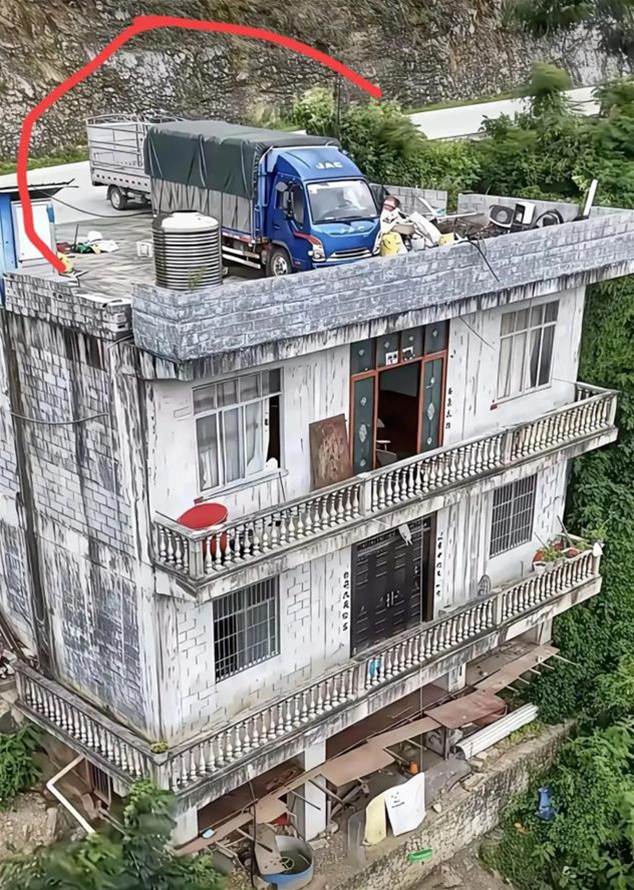 4千萬都沒賣!鄉下驚見神級小樓「大貨車開上樓頂」一舉兩得,下秒網友「一句話」卻令人瑟瑟發抖