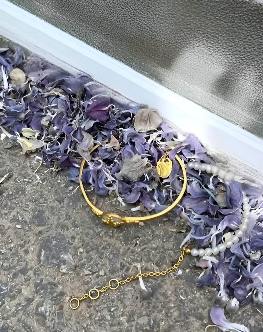 公園路邊驚見金手鐲!我急撿…閨蜜狂攔「碰了會破財」,得知原因後嚇出一身冷汗