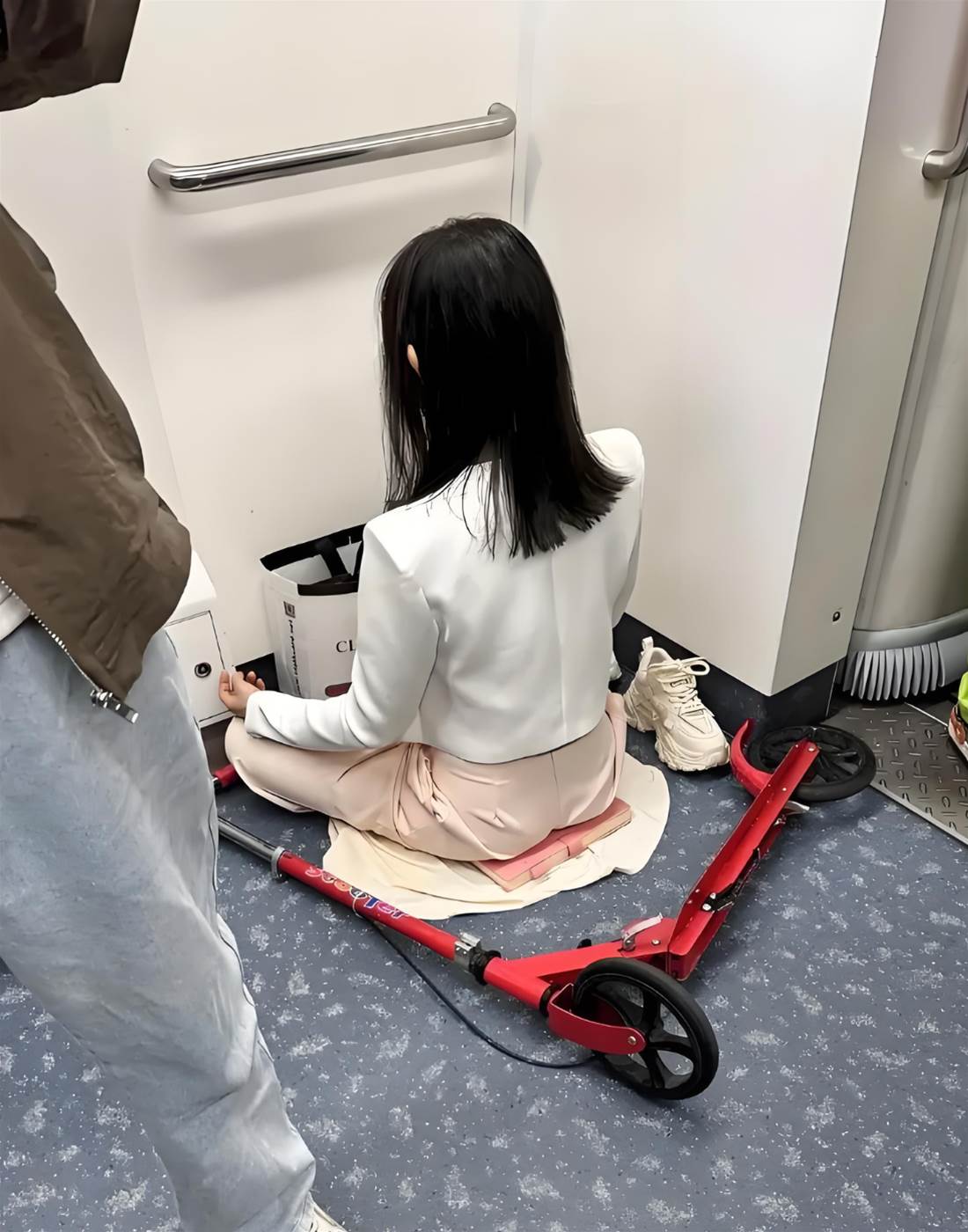 車廂驚見「地板打坐妹」，眼尖人一看「屁股下坐墊」：此人不簡單！