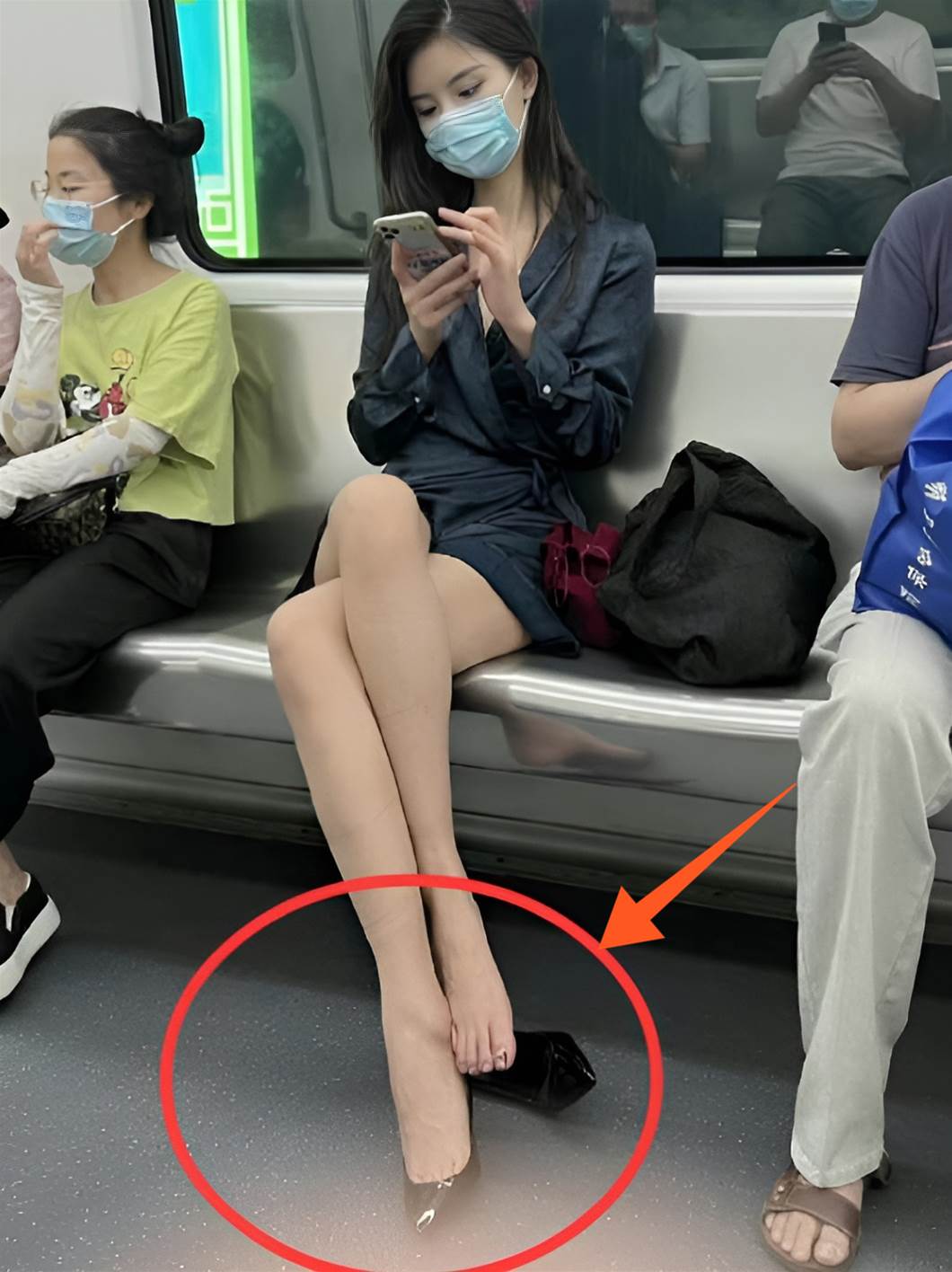 車廂遇長腿正妹想搭訕！視線下移驚見「一只腳」秒嚇退，網友狂刷：快跑，癥結不在腳上！