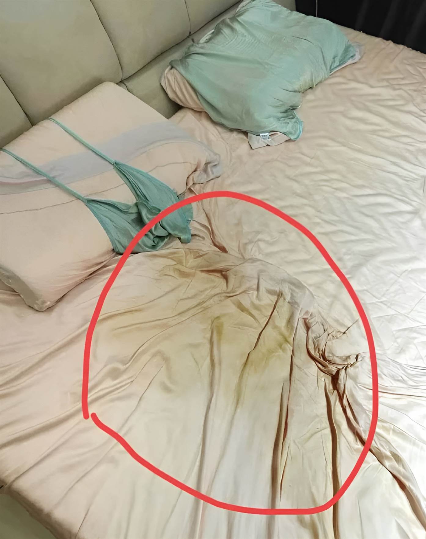 老公「睡過的床」根本沒眼看!她崩潰求助「為何每晚洗澡,床單依舊焦黃」,網友:是你的問題