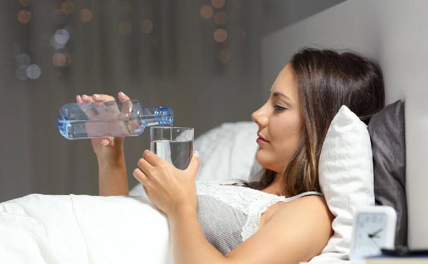 為什麼說半夜醒來，別看時間、別喝水？醫生：別不信，有一定道理
