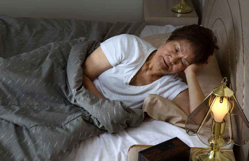 為什麼說半夜醒來，別看時間、別喝水？醫生：別不信，有一定道理