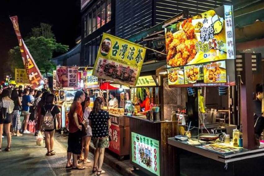 買夜市麻辣雞腳回家，兒咬一口驚見「密集白點」！網友急吼1句話...媽秒衝醫院