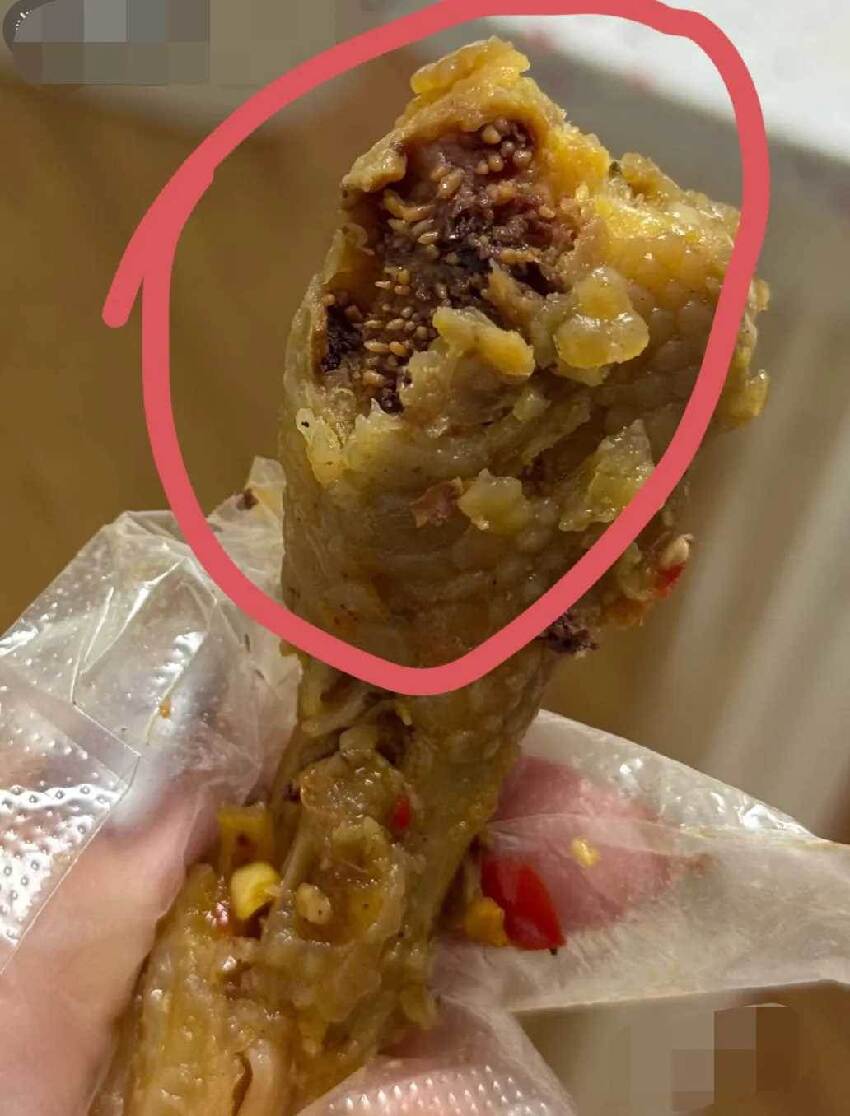 買夜市麻辣雞腳回家，兒咬一口驚見「密集白點」！網友急吼1句話...媽秒衝醫院