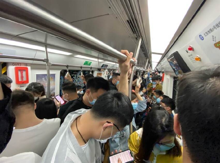 捷運驚見「地板坐打妹」！內行人看「屁股下坐墊」急勸：千萬別打擾
