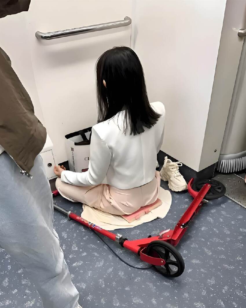 捷運驚見「地板坐打妹」！內行人看「屁股下坐墊」急勸：千萬別打擾