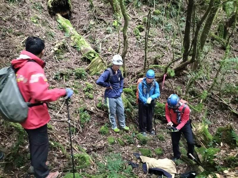90歲父親跟著兒子爬山，卻被丟在山裡，8年後老夫妻再登山時，山裡突然傳來父親的聲音兩人嚇呆！