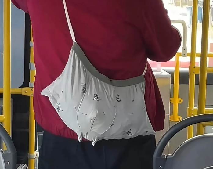 公車上，一男子背「內褲包」乘客見了全憋笑！過來人看一眼，秒懂真相「笑不出了」