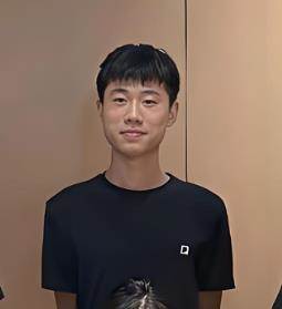 三胞胎姐妹嫁人後聚餐，一張合照猜猜誰的老公「最有錢」？網友選擇「驚人一致」
