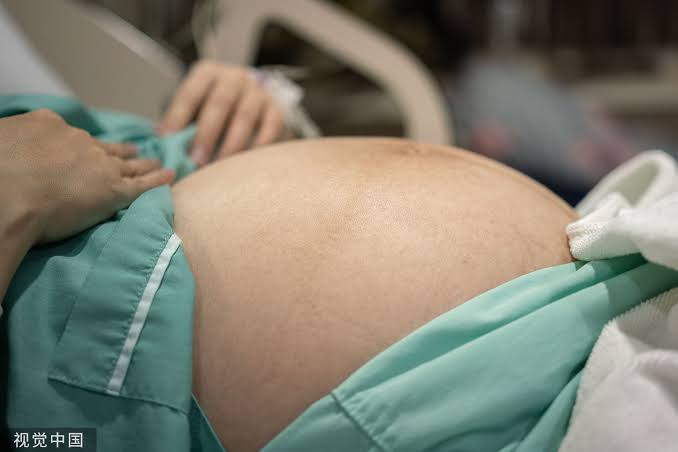 桃園29歲女子嫁76歲富商懷孕3個月,胎兒血型竟與夫妻都對不上,醫師重驗4次後當場反鎖診間報警!