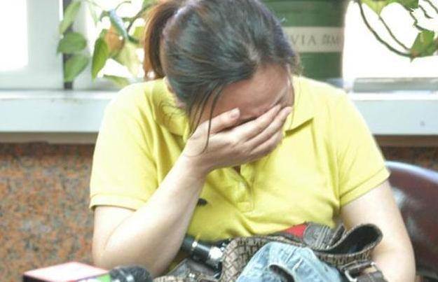 丈夫去世,女兒經常爬到床底喊爸爸,媽媽覺得不對勁看了一眼愣了