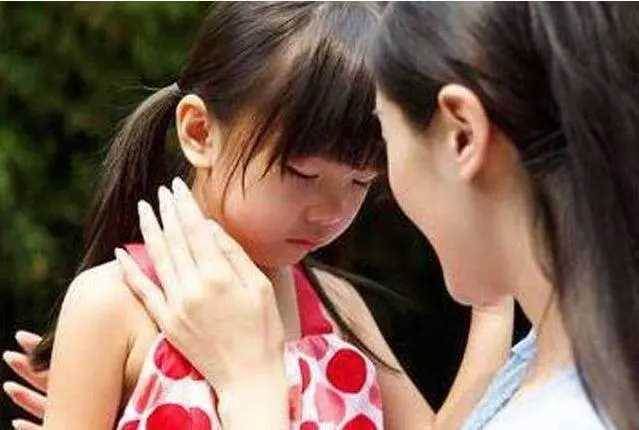 丈夫去世,女兒經常爬到床底喊爸爸,媽媽覺得不對勁看了一眼愣了