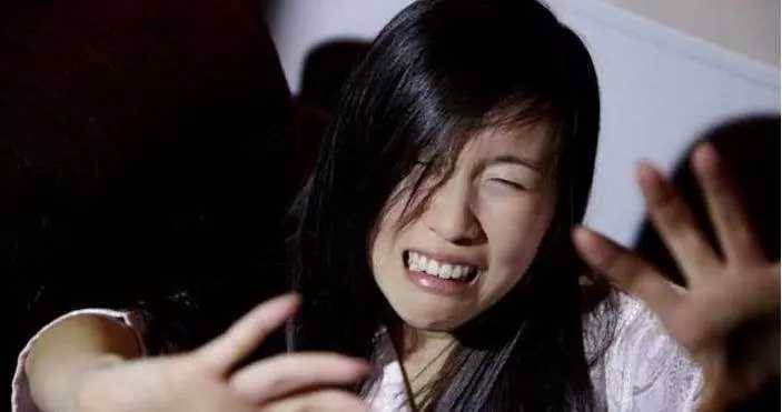 丈夫去世,女兒經常爬到床底喊爸爸,媽媽覺得不對勁看了一眼愣了