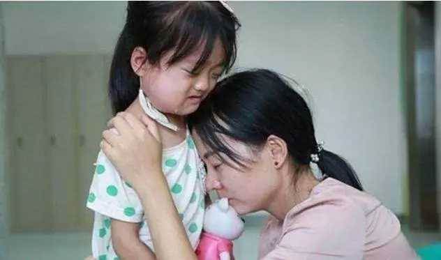 丈夫去世,女兒經常爬到床底喊爸爸,媽媽覺得不對勁看了一眼愣了