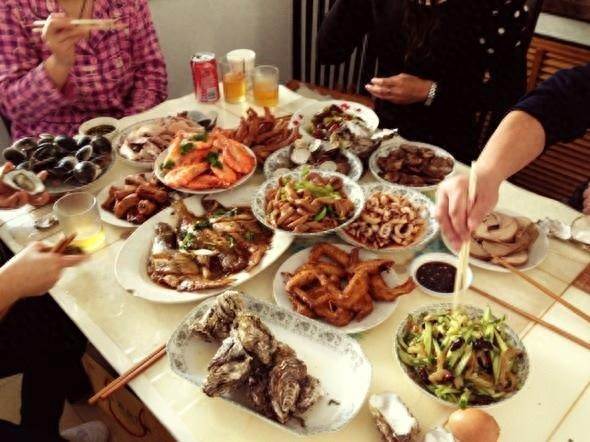 大哥大嫂賺錢比較多，一直都看不起我們。前幾天回鄉，婆婆「送我一籃臭雞蛋」大嫂卻收到金手鐲，我無奈收下回家掀開後我從此孝順婆婆...