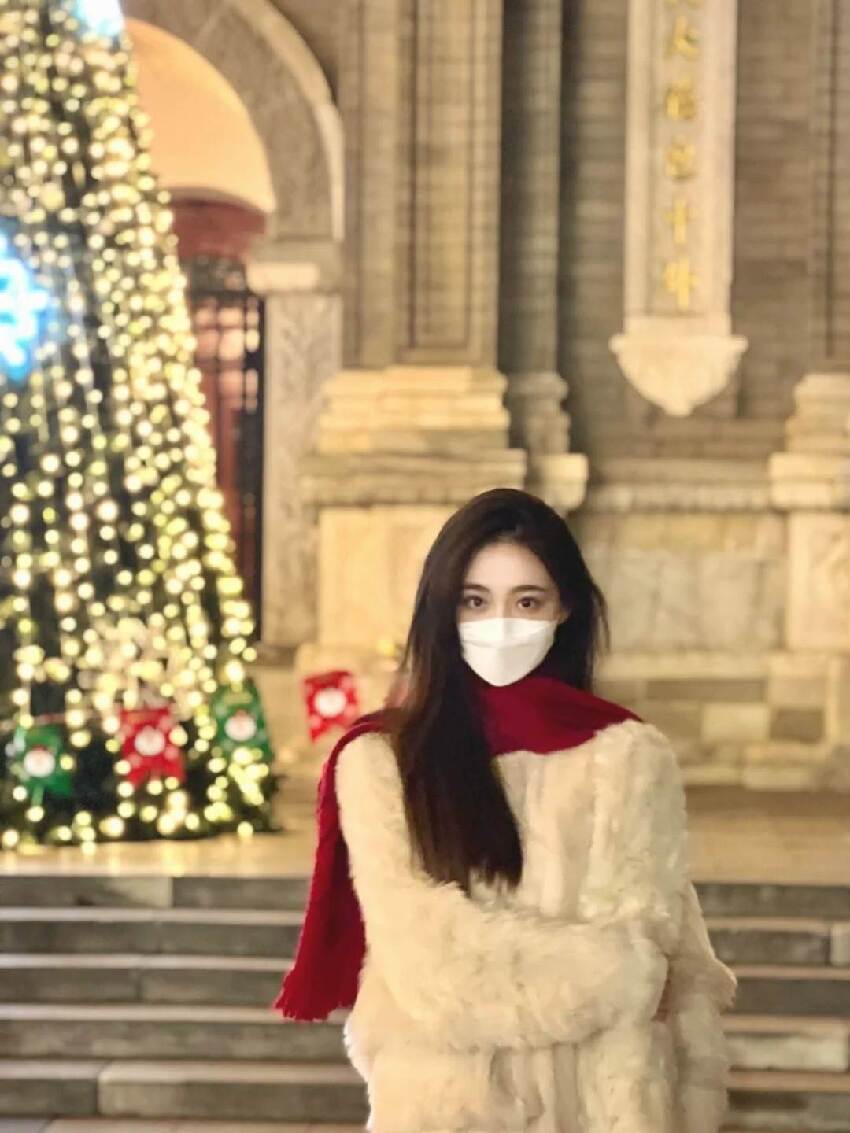 超會放電的雙眼！絕美正妹「戴口罩美到耀眼」 朋友卻喊「拿掉口罩很一般」網愣：不是一般好看