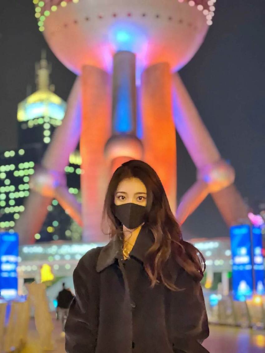 超會放電的雙眼！絕美正妹「戴口罩美到耀眼」 朋友卻喊「拿掉口罩很一般」網愣：不是一般好看