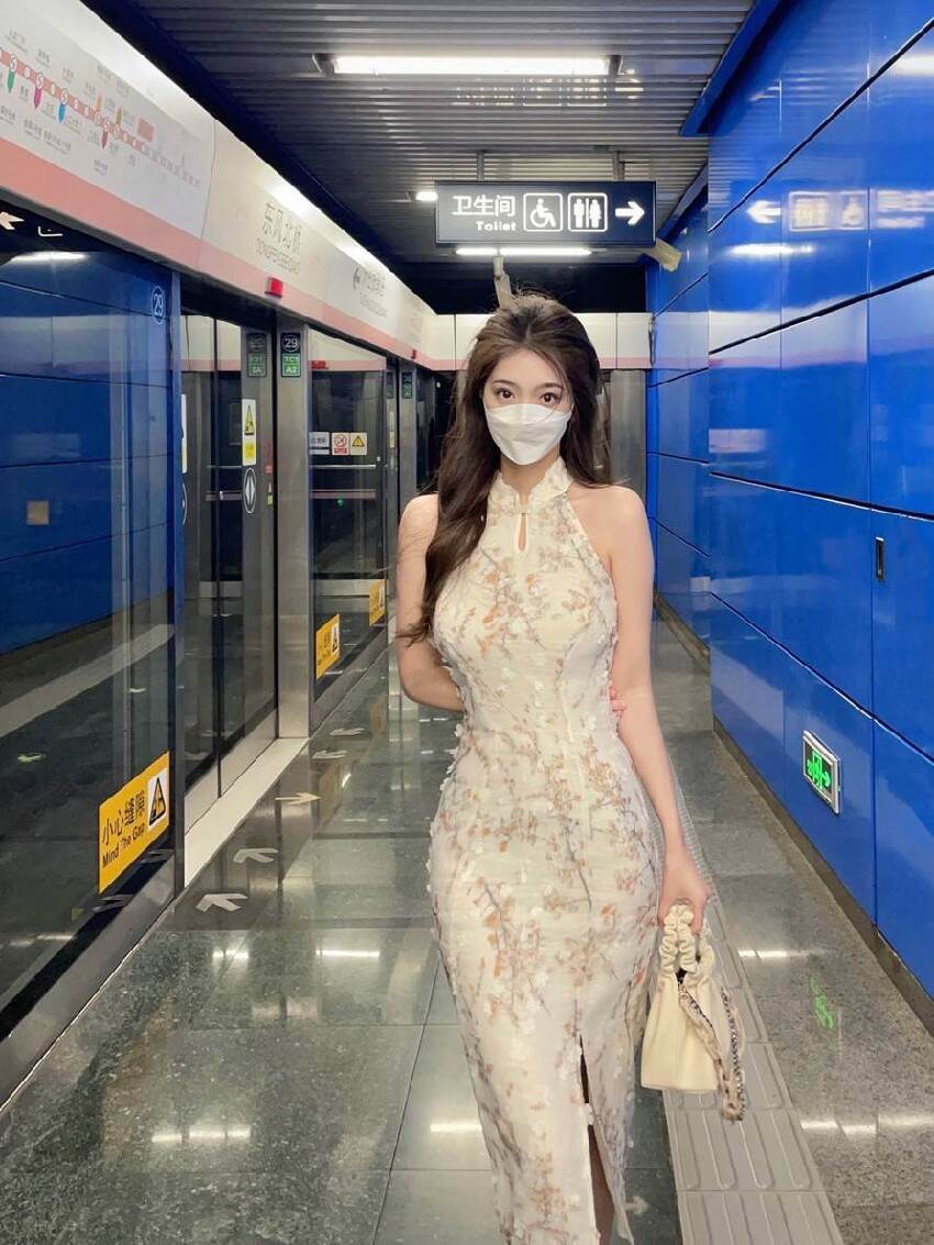 超會放電的雙眼！絕美正妹「戴口罩美到耀眼」 朋友卻喊「拿掉口罩很一般」網愣：不是一般好看