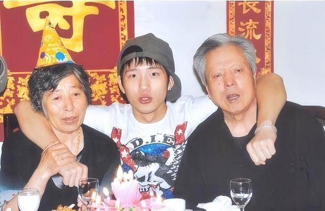 出生28天「被拋棄」，爆紅後父母來認親，他的決定讓粉絲怒贊！